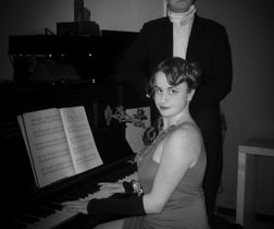 Freifrau und Graf am Piano